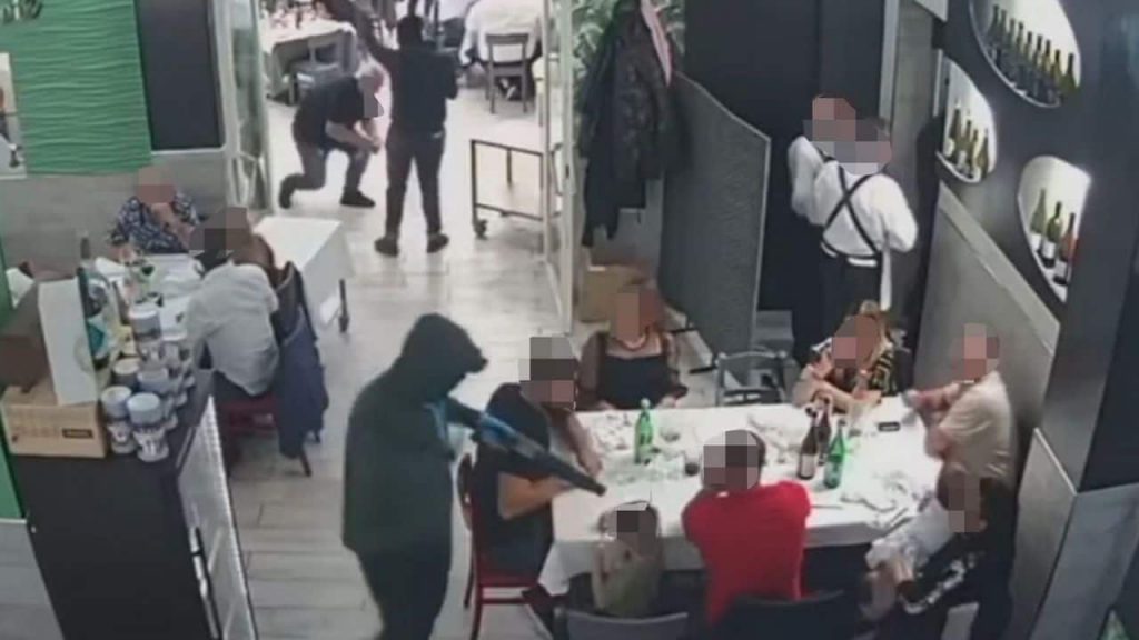 Napoli, rapina al ristorante: banditi puntano fucili contro bambini. Borrelli: “Tolleranza zero” [VIDEO]