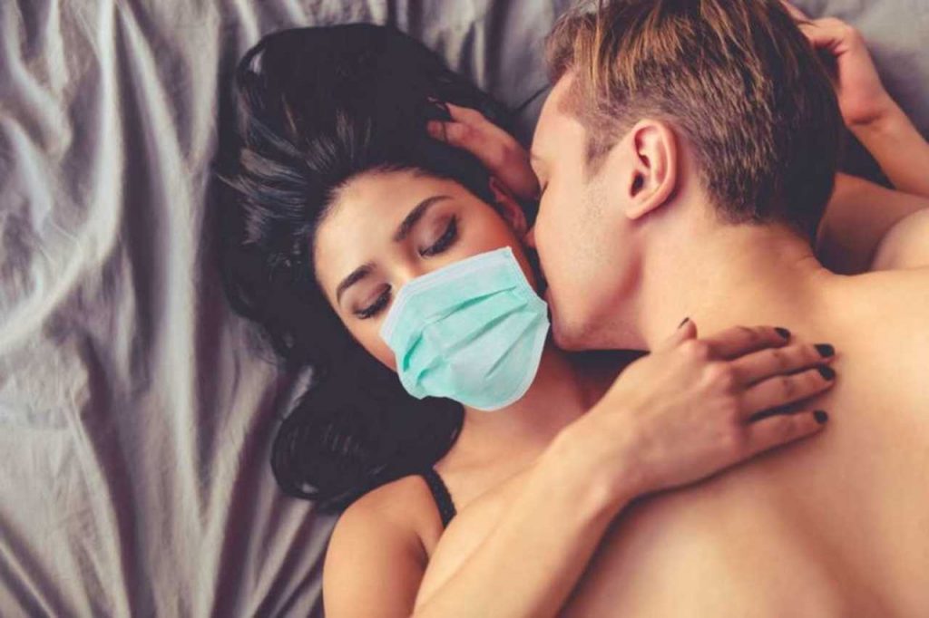 La pandemia ha cambiato l’intimità degli italiani, dal sex coach ai suoni erotici: cosa sta accadendo
