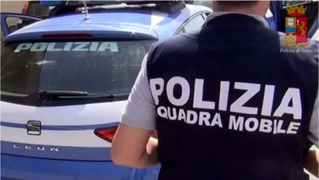 Poliziotto libero dal servizio assiste a uno scippo: rincorre e arresta il ladro