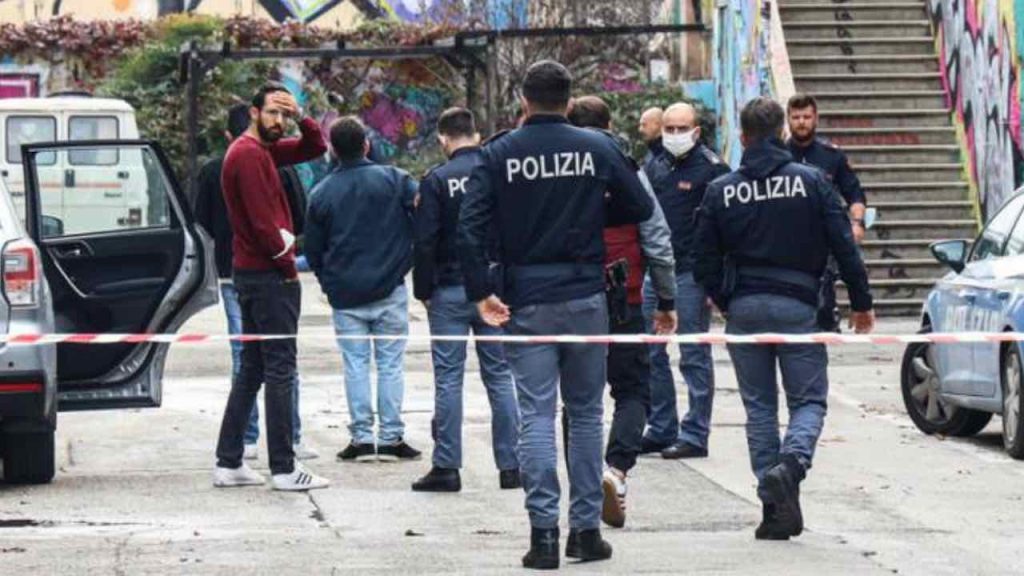 Invita i parenti alla laurea, ma è una bugia: ragazzo di 29 anni suicida