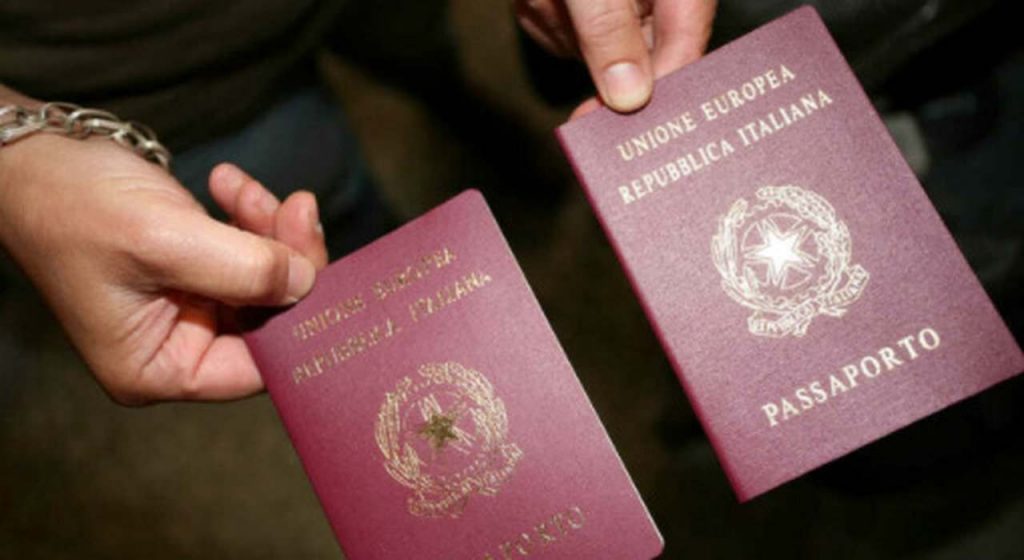Tampona un’auto 16 anni fa: le negano la cittadinanza italiana