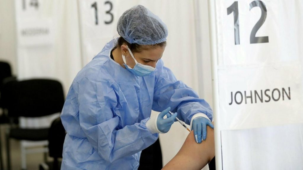 Terza dose vaccino, dove e quando farla: tutto ciò che c’è da sapere