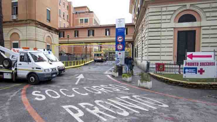 No Green Pass, assalto al pronto soccorso: infermiera colpita a bottigliate