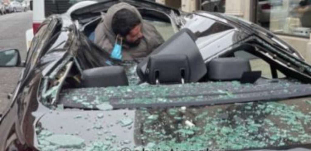 Cade dal nono piano di un palazzo e si schianta su una BMW [VIDEO]