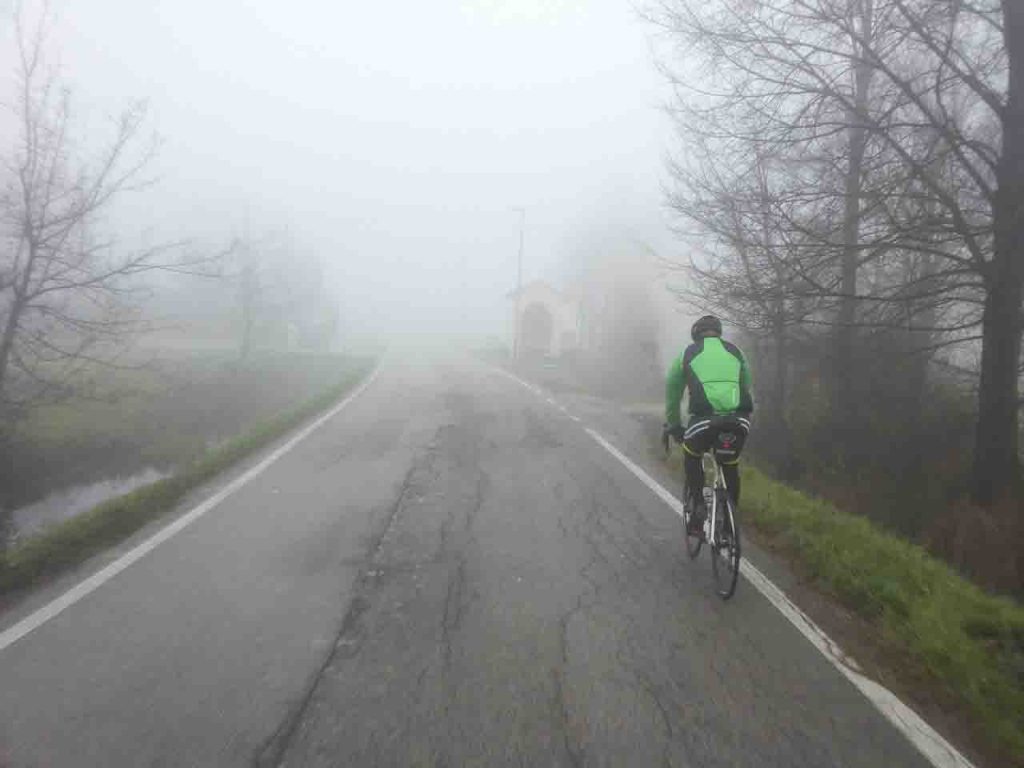 60enne va in bici da Como a Ragusa, si perde e telefona alla moglie