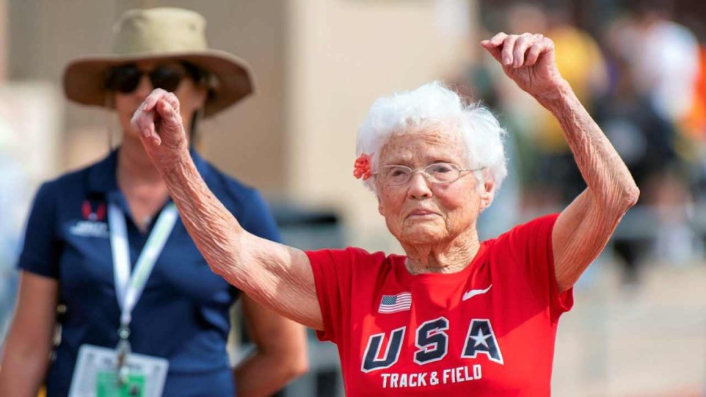 A 105 anni corre i 100 metri e segna il record mondiale nella sua categoria