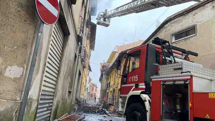 Incendio in uno stabile, un morto e 9 persone intossicate