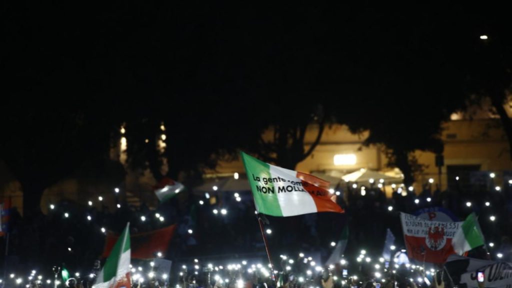 Quattromila no green pass senza mascherine al corteo di Roma [VIDEO]