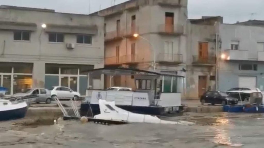 Maltempo, non finisce l’incubo in Sicilia tra crolli, auto infangate e voragini