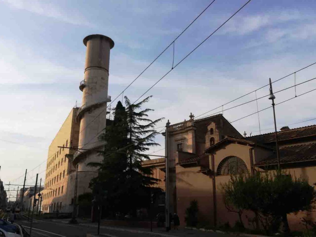 Sale su una torre per vedere il panorama e cade: muore studente di 21 anni