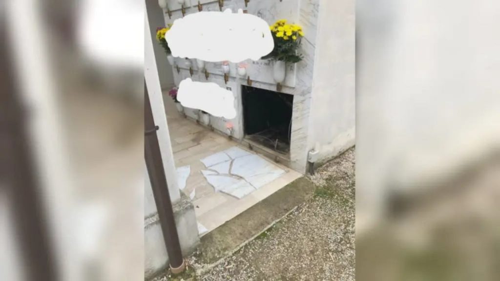 Vandali al cimitero, il sindaco:«Delinquenti senza cuore»