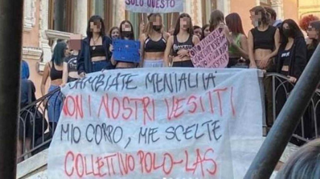 Ginnastica a scuola senza top: “Deve indossare la felpa per non distrarre i compagni”