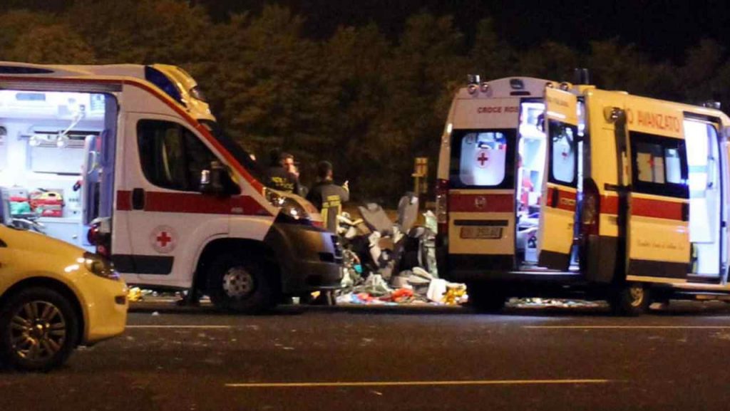 Morti due fratelli di 28 e 25 anni in un incidente: feriti altri due amici