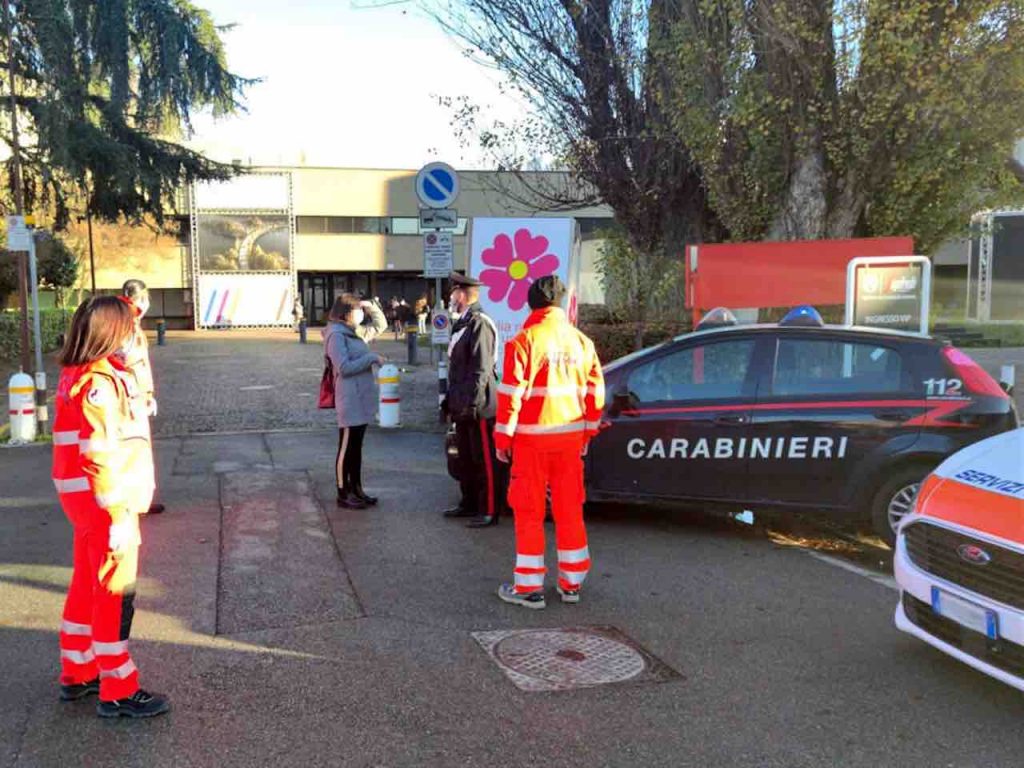 Famiglia in coda per il vaccino aggredisce il personale: calci e pugni alla Protezione civile