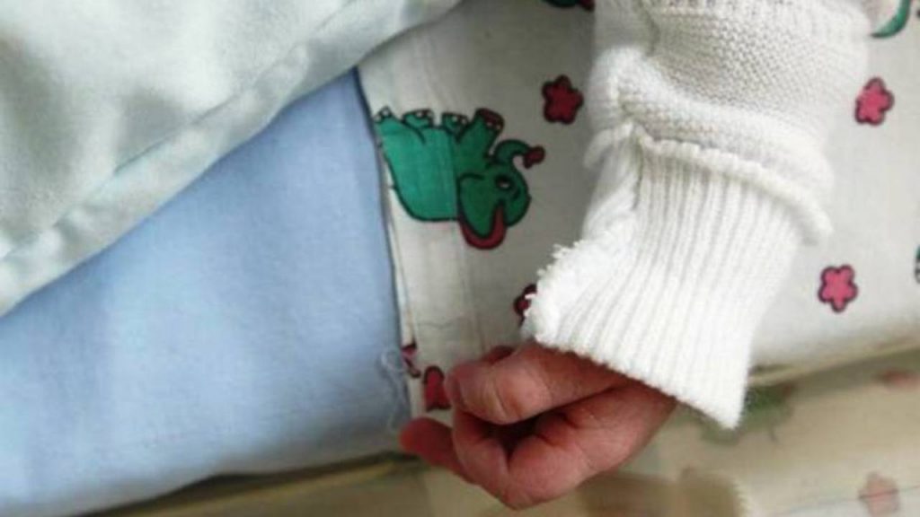 Bimba con febbre altissima muore all’arrivo in ospedale: scatta inchiesta