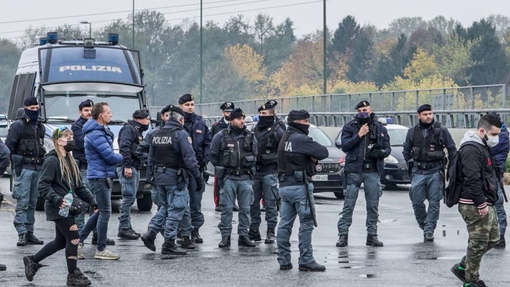 Rave party alle porte di Torino: scontri con la polizia, feriti due agenti