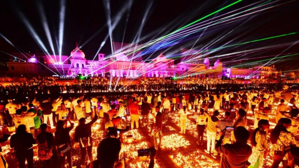 India: lo smog avvolge Nuova Delhi il giorno dopo la Festa delle Luci