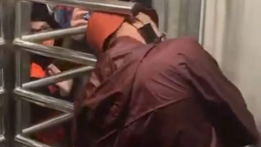 Roma-Milan, choc allo stadio: tifoso rimane incastrato con la testa nel tornello [VIDEO]