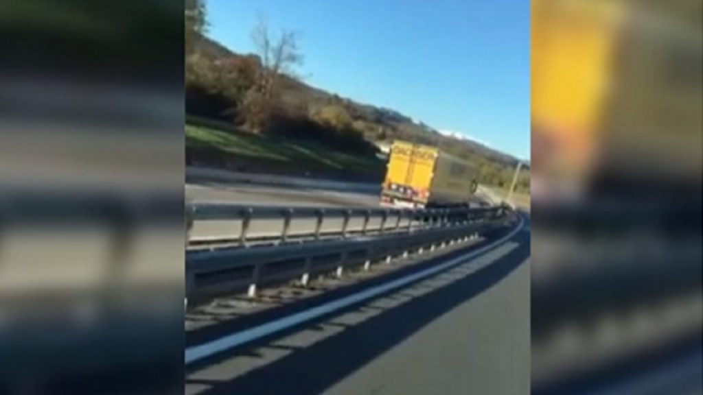 Panico in autostrada: tir contromano a forte velocità [VIDEO]