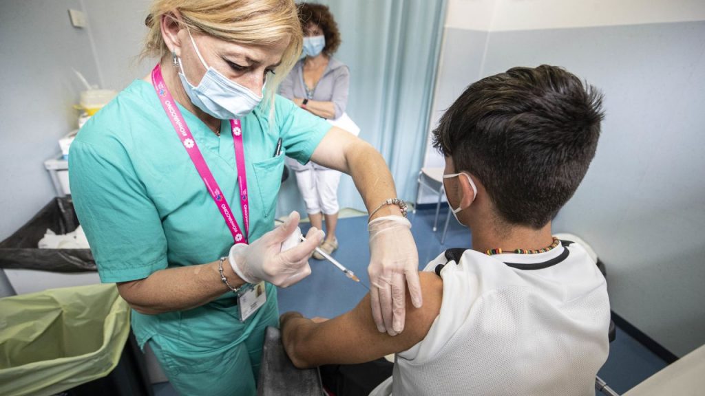 Il padre è no-vax, 12enne sceglie di vaccinarsi: “Dice cose senza senso”