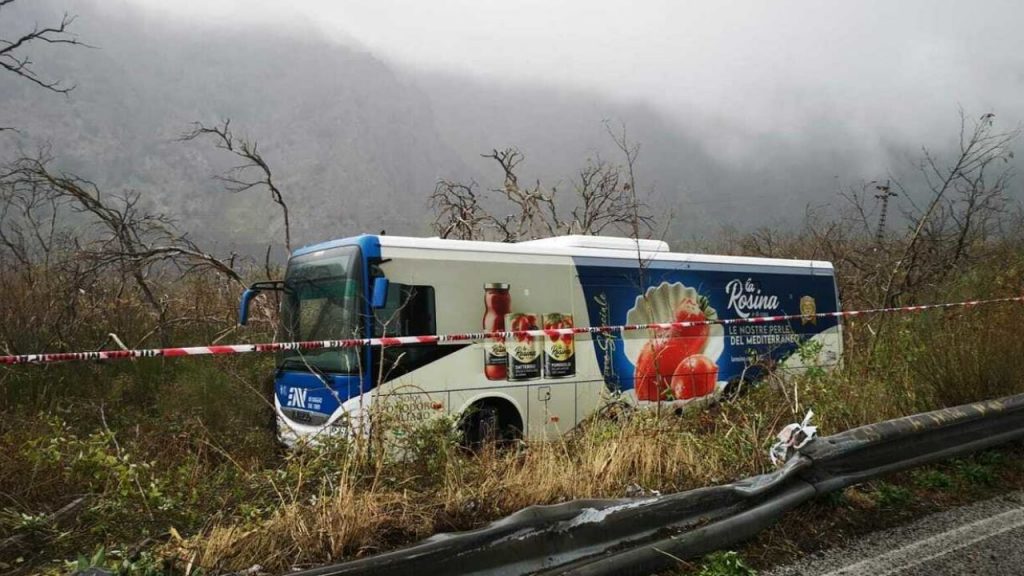 Bus finisce in una scarpata, l’autista salta giù dal mezzo [VIDEO]