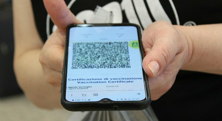 Mostra il Green Pass del fratello ai Carabinieri: denunciato un 61enne
