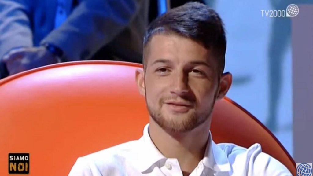 Adrian assassinato a colpi di arma da fuoco nell’androne di un edificio [VIDEO]