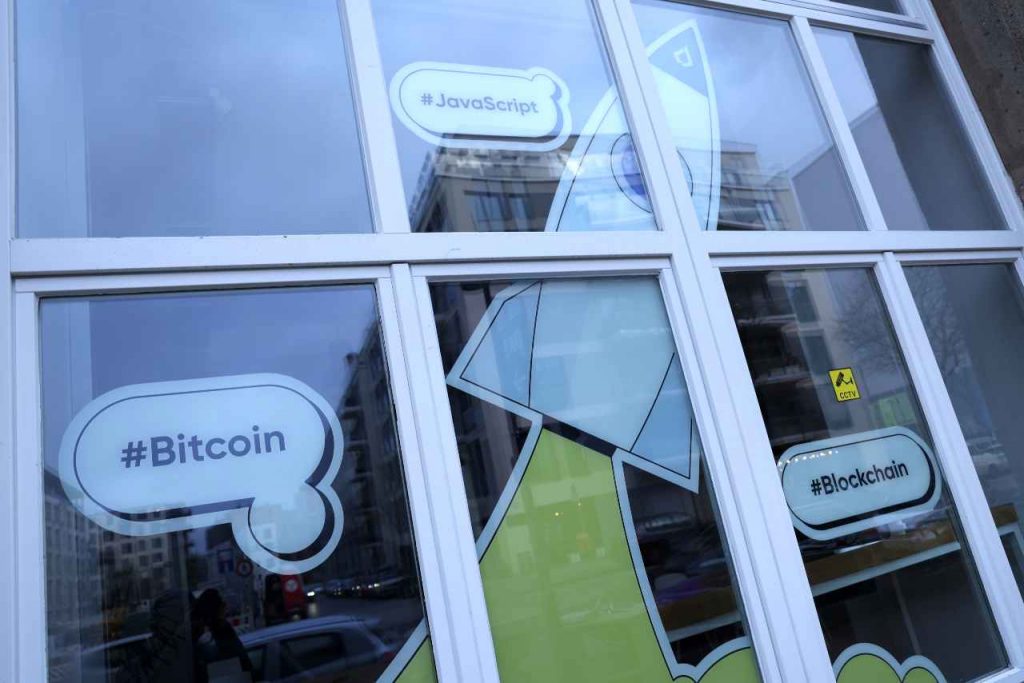 Proponevano investimenti in criptovalute senza autorizzazione, oscurati 28 siti internet