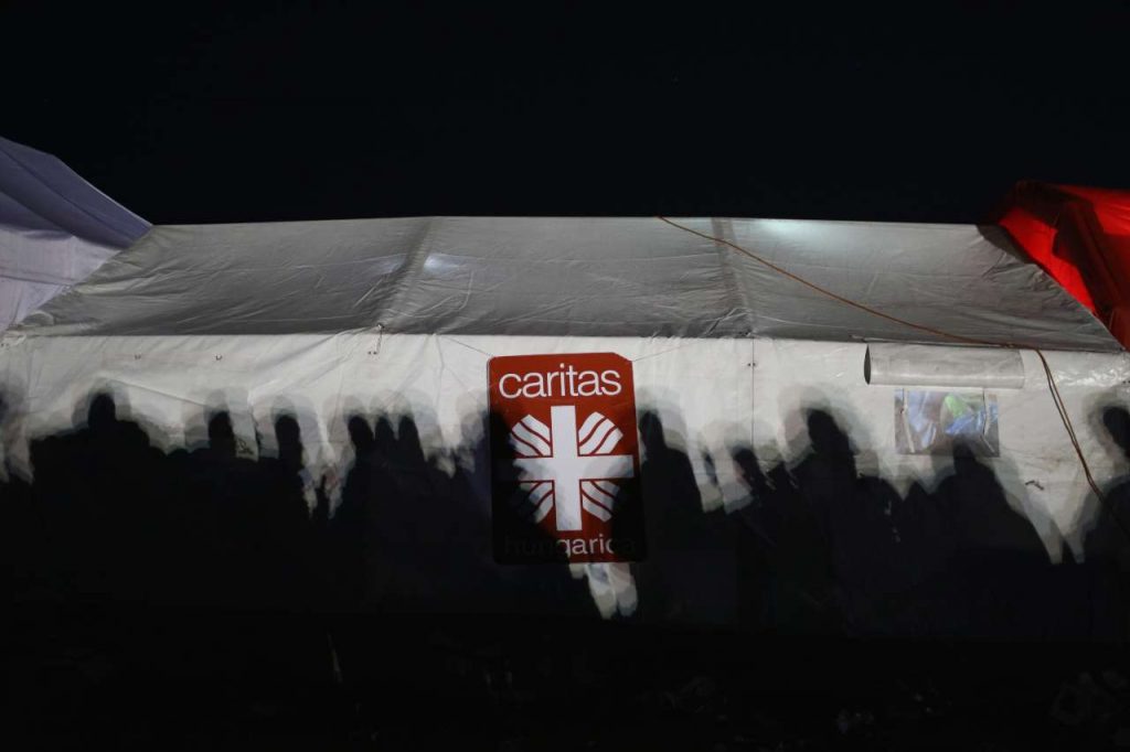 Devastano un centro per anziani e rubano i pacchi della Caritas destinati ai più poveri