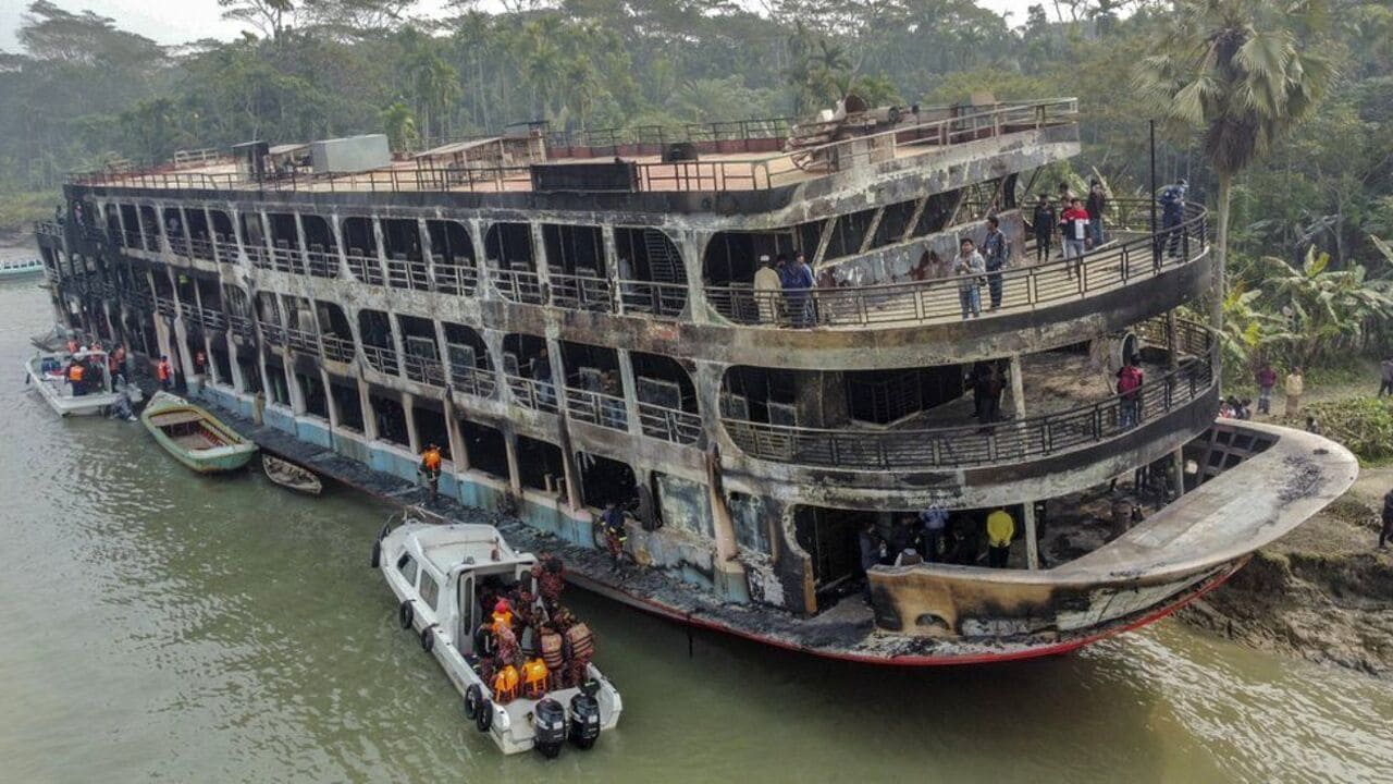 Incendio sul traghetto, almeno 37 morti in Bangladesh 24.12.21 1280p - meteoweek.com