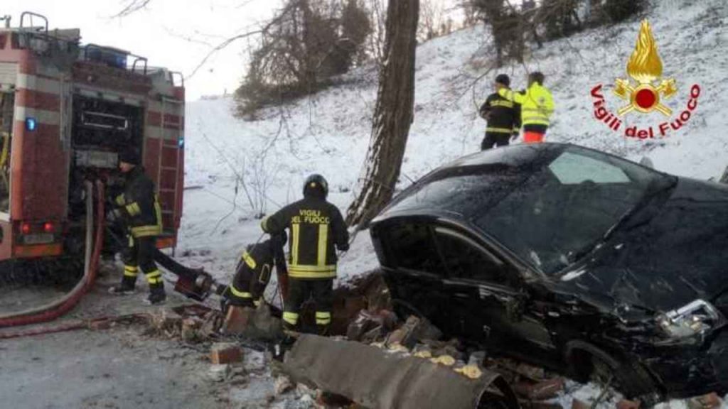 Scende dalla sua auto dopo incidente e cade in un pozzo: muore 20enne