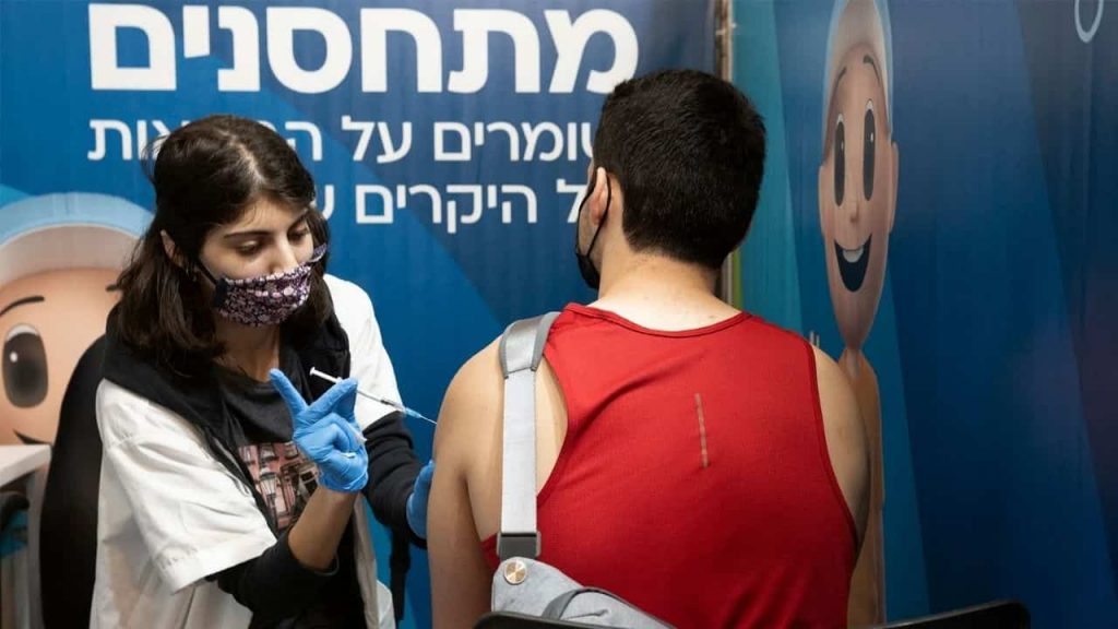 Covid, Israele verso la quarta dose: “Primi al mondo, dobbiamo superare ondata di Omicron”