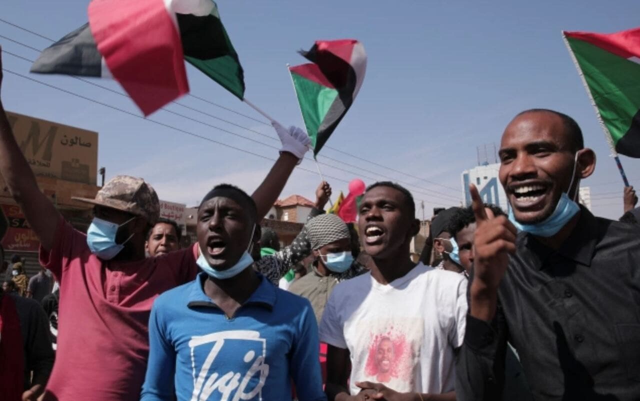 Proteste in Sudan, polizia spara gas lacrimogeni sui manifestanti 19.12.21 1280p - meteoweek.com