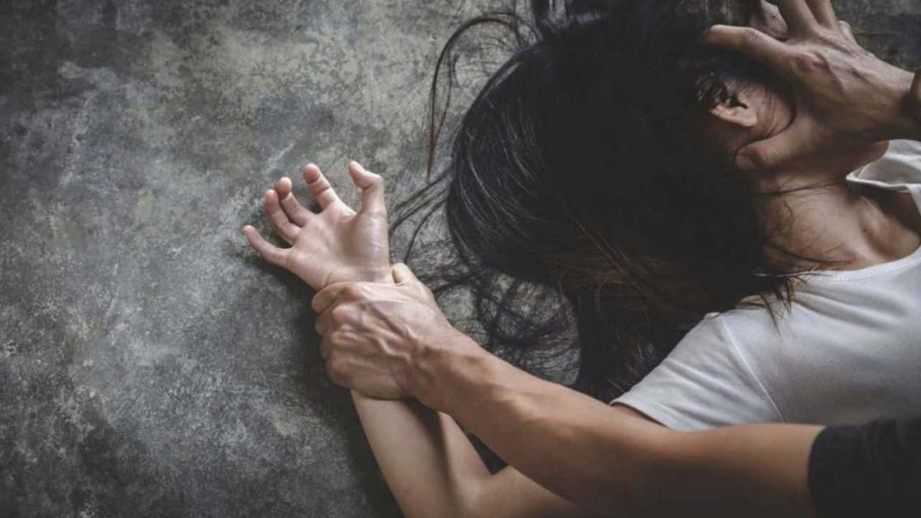 Entra in negozio e stordisce la titolare, poi abusa di lei: arrestato 45enne pakistano
