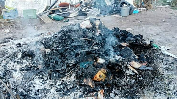 Clochard dà fuoco a dei rifiuti pericolosi in strada per riscaldarsi, arrestato