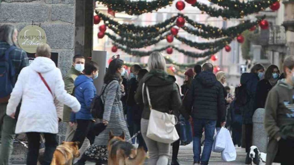 Covid, ecco il “decreto festività”: Super Green Pass nei bar, mascherine all’aperto, chiuse le discoteche [VIDEO]