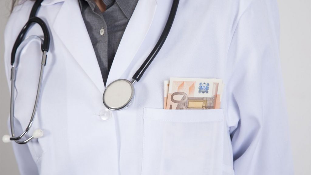 Ricette ai malati oncologici, i farmaci ai tossicodipendenti. Arrestato medico