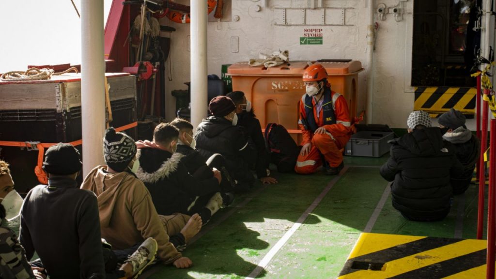 Migranti: a centinaia al largo in attesa. Sbarcato un uomo motivi di salute