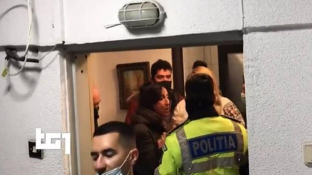 Romania, troupe del Tg1 sequestrata per intervista a senatrice no-vax: “Apro la finestra e vi butto di sotto” [VIDEO]