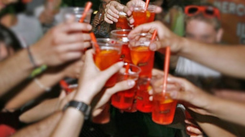 Troppo alcol alla festa di fine anno: 12enne finisce in coma etilico