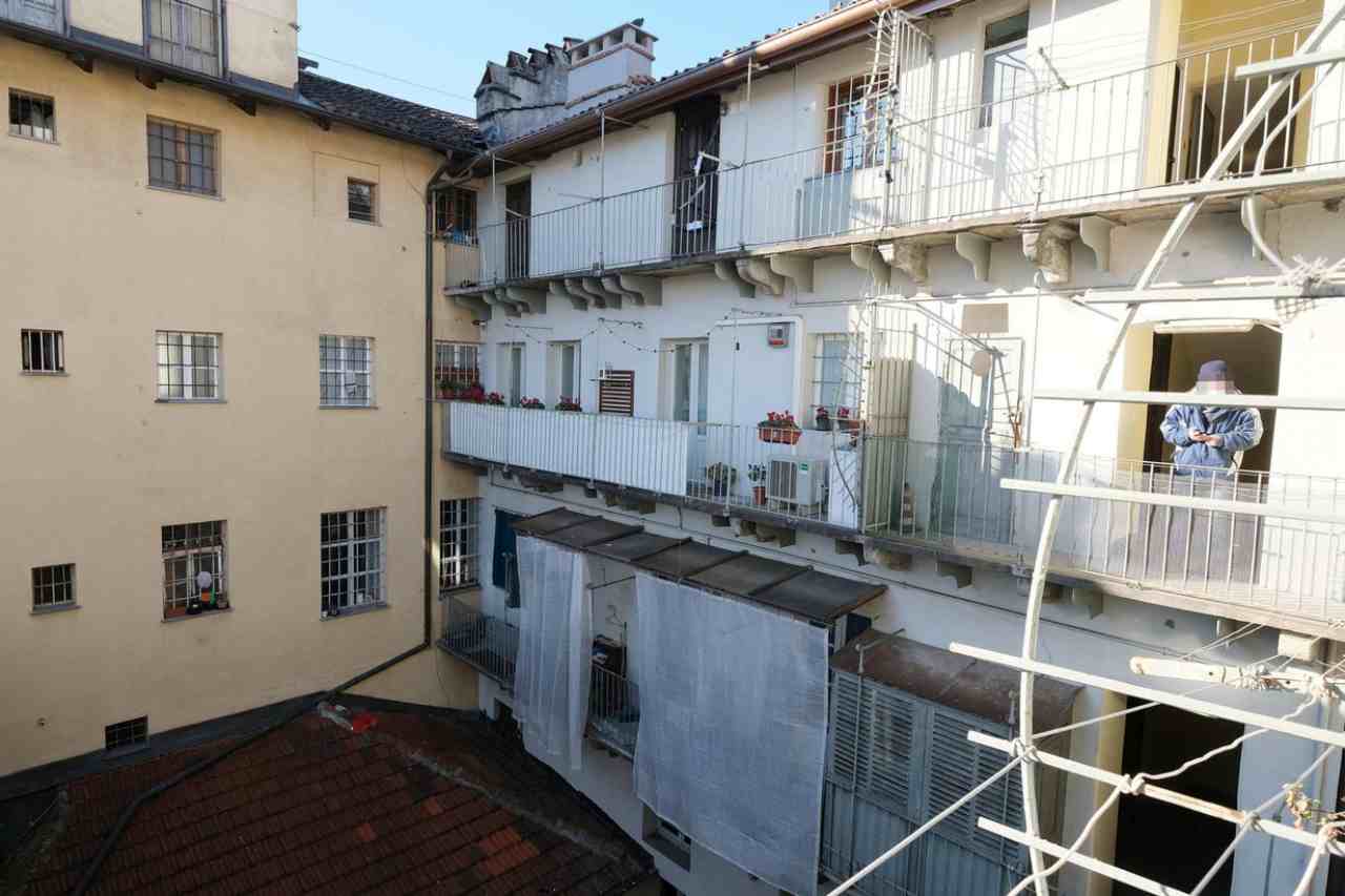 Bimba caduta dal balcone, «La mamma urlava ‘la mia Fatima! È colpa tua’» 15.01.22 1280p - meteoweek.com