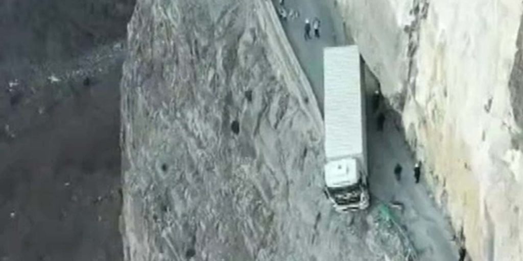 Il GPS sbaglia e con il tir rimane incastrato su una scogliera [VIDEO]
