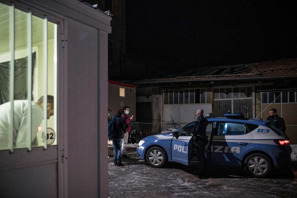 Colpi di arma da fuoco contro un’auto parcheggiata: ricercato dalle forze dell’ordine