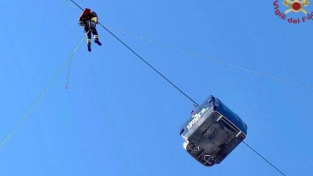 Incidente a impianto risalita, cabina colpisce addetto 60enne che muore