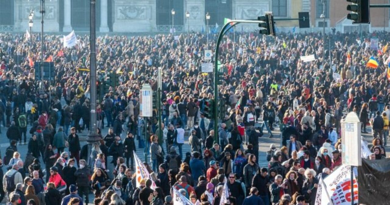 Manifestanti in piazza a Milano contro green pass e vaccinazioni 15.01.22 1280p - meteoweek.com