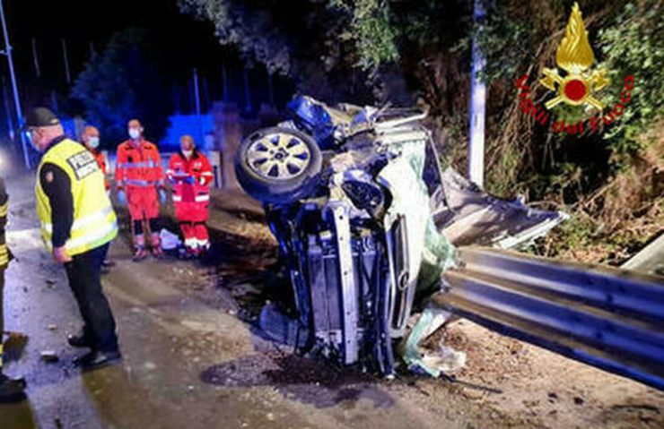 Incidente stradale a Matera: muoiono tre studenti ventenni