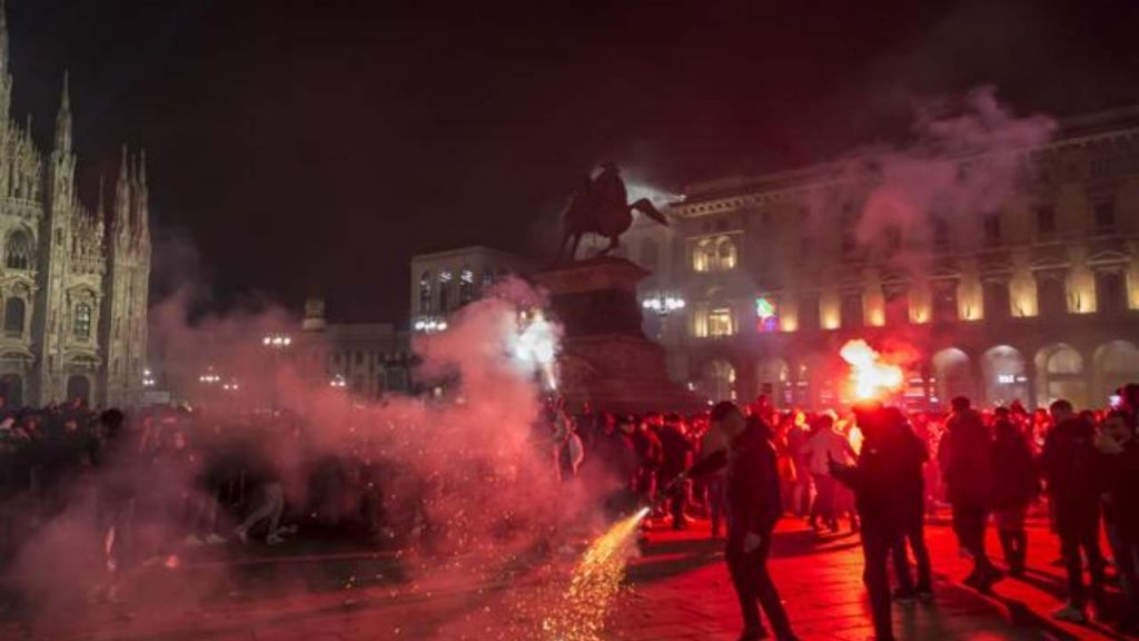 Milano, 19enne minacciata a Capodanno in piazza Duomo: caccia al branco [VIDEO]