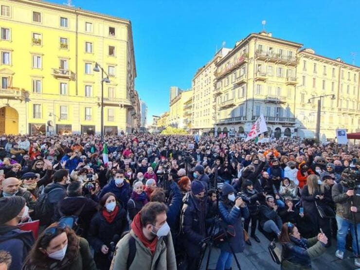 Paragone, Melandri e Montagnier con i manifestanti in piazza 15.01.22 740p - meteoweek.com