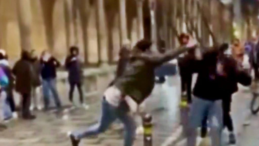 Rissa violenta tra ragazzi che si prendono a colpi di sedia [VIDEO]
