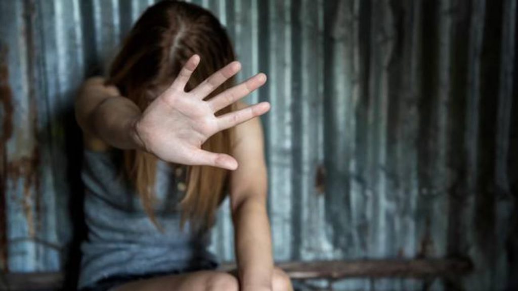 Concedevano le figlie al loro violentatore per denaro. Due erano minorenni